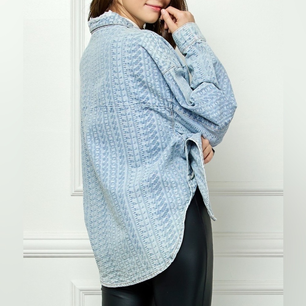 NEW Veveret Light Wash Geometric Abstract Textured Button Front Denim Top - Picture 4 of 7